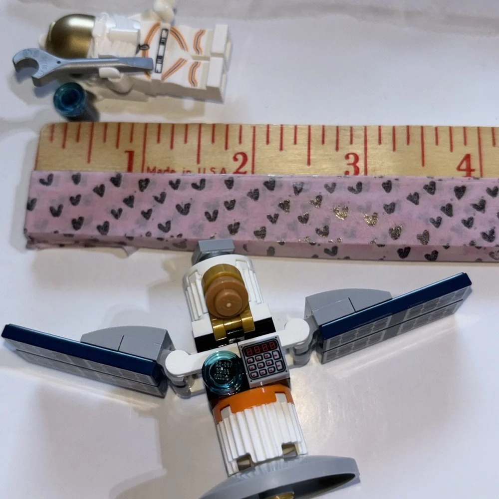 Lego City 30364 Astronaut gold face shield LEGO CITY: Space Satellite Minifig